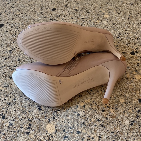 Gianni Bini Cream/Tan Zipper Heels Booties 8.5 - Picture 8 of 9